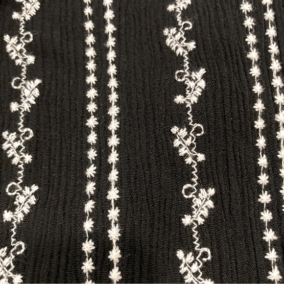 Way-In Sleeveless Black Shift Dress w/ White Floral Embroidery - Size L - Picture 10 of 10